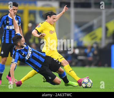 Milan, Italie. 23 Oct, 2019. FC Inter's Roberto Gagliardini (avant) rivalise avec le Borussia Dortmund Nico Schulz (R) au cours de l'UEFA Champions League Groupe F match de foot entre FC Inter et Borussia Dortmund à Milan, Italie, le 23 octobre 2019. Credit : Alberto Lingria/Xinhua/Alamy Live News Banque D'Images