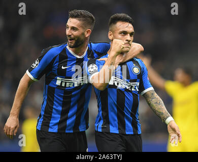 Milan, Italie. 23 Oct, 2019. FC Inter's Lautaro Martinez (R) célèbre son but avec son coéquipier Roberto Gagliardini au cours de l'UEFA Champions League Groupe F match de foot entre FC Inter et Borussia Dortmund à Milan, Italie, le 23 octobre 2019. Credit : Alberto Lingria/Xinhua/Alamy Live News Banque D'Images