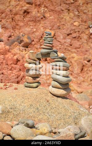 Plusieurs petites pierres, empilées dans un cairn parfaitement équilibrée sur le dessus d'un gros rocher. Banque D'Images