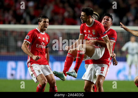 Lisbonne, Portugal. 23 Oct, 2019. Pizzi (C) de SL Benfica célèbre avec ses coéquipiers après avoir marqué lors de la Ligue des Champions, Groupe G, match de football entre l'Olympique Lyonnais et SL Benfica à Lisbonne, Portugal, le 23 octobre 2019. Crédit : Pedro Fiuza/Xinhua/Alamy Live News Banque D'Images