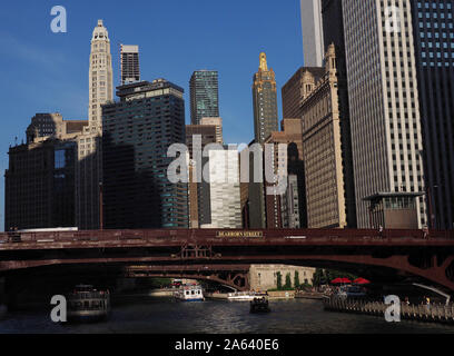 Vue de l'horizon de Chicago à partir de la rivière Chicago à Chicago, IL Banque D'Images