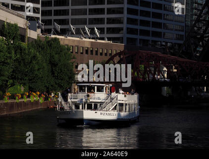 Une croisière Wendella fait son chemin jusqu'à la branche nord de la rivière Chicago à Chicago, IL Banque D'Images