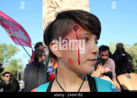 Buenos Aires, Buenos Aires, Argentine. 23 Oct, 2019. Les résidents chiliens en Argentine, des anarchistes et des militants de gauche manifestation devant l'ambassade du Chili à Buenos Aires. Credit : Claudio Santisteban/ZUMA/Alamy Fil Live News Banque D'Images