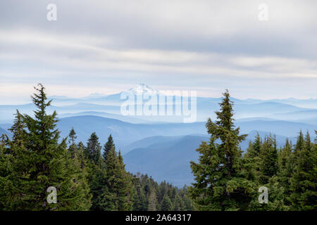 Vue du Mt. Jefferson de Mt. Le capot avec de belles couches de montagnes brumeuses dans entre dans l'Oregon, USA Banque D'Images