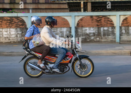 SAMUT PRAKAN, THAÏLANDE, 27 avril 2019, l'homme avec woman riding a motorcycle. Balades en moto dans le couple dans les rues de la ville. Banque D'Images