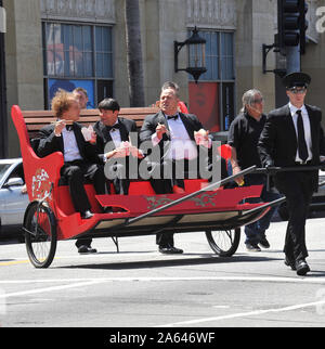 LOS ANGELES, CA. April 08, 2012 : Sean Hayes, Chris Diamontopoulos & Sasso à la première mondiale de son nouveau film 'Les trois Stooges" au Grauman's Chinese Theatre, à Hollywood. © 2012 Paul Smith / Featureflash Banque D'Images