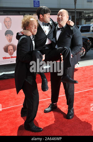 LOS ANGELES, CA. April 08, 2012 : Sean Hayes, Chris Diamontopoulos & Sasso à la première mondiale de son nouveau film 'Les trois Stooges" au Grauman's Chinese Theatre, à Hollywood. © 2012 Paul Smith / Featureflash Banque D'Images