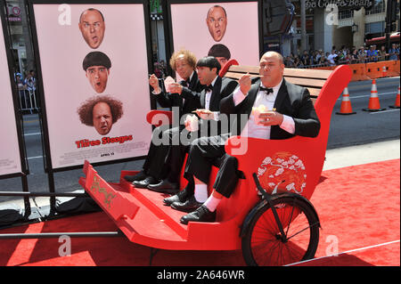 LOS ANGELES, CA. April 08, 2012 : Sean Hayes, Chris Diamontopoulos & Sasso à la première mondiale de son nouveau film 'Les trois Stooges" au Grauman's Chinese Theatre, à Hollywood. © 2012 Paul Smith / Featureflash Banque D'Images