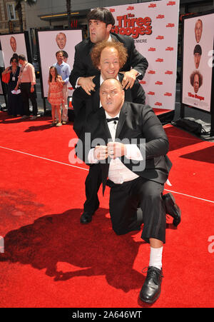 LOS ANGELES, CA. April 08, 2012 : Sean Hayes, Chris Diamontopoulos & Sasso à la première mondiale de son nouveau film 'Les trois Stooges" au Grauman's Chinese Theatre, à Hollywood. © 2012 Paul Smith / Featureflash Banque D'Images