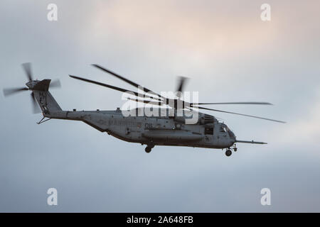 Avec Marine marines de l'Escadron 366 hélicoptères lourds voler un CH-53E Super Stallion helicopter pendant l'exercice 20-1 Raven à Gulfport, Mississippi, le 17 octobre 2019. Raven est un exercice 20-1 Programme intégré d'exercice de formation entre le commandement des opérations spéciales des Forces maritimes et HMH-366 avec un accent sur l'amélioration de l'état de préparation d'une unité et interoperablity. HMH-366 fait partie des Aircrcaft Groupe 29, 2nd Marine Aircraft Wing. (U.S. Marine Corps photo par Lance Cpl. Elias E. Pimentel III) Banque D'Images