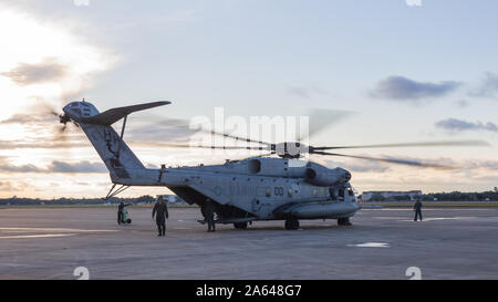 Avec Marine marines de l'Escadron 366 hélicoptères lourds effectuer des vérifications de contrôle en amont d'un CH-53E Super Stallion helicopter pendant l'exercice 20-1 Raven à Gulfport, Mississippi, le 17 octobre 2019. Raven est un exercice 20-1 Programme intégré d'exercice de formation entre le commandement des opérations spéciales des Forces maritimes et HMH- 366 avec un accent sur l'amélioration de l'état de préparation d'une unité et interoperablity. HMH-366 fait partie des Aircrcaft Groupe 29, 2nd Marine Aircraft Wing. (U.S. Marine Corps photo par Lance Cpl. Elias E. Pimentel III) Banque D'Images