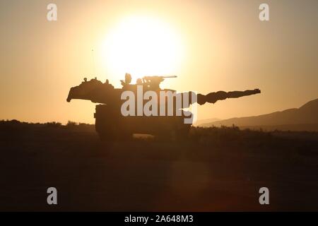 Les soldats de l'Armée américaine affecté à 1er Bataillon, 37e régiment de blindés, 2ème Armored Brigade Combat Team, 1re Division blindée de déplacer à leur objectif dans un M1A2 Abrams char de combat principal au cours de l'action décisive 20-01 Rotation au Centre National d'entraînement à Fort Irwin, en Californie, le 4 octobre 2019. Les rotations des mesures décisives au Centre National d'entraînement des équipes de combat de la Brigade de l'Armée de veiller à rester polyvalent, réactif, et toujours disponible pour les générations actuelles et les éventualités. (U.S. Photo de l'armée par le Sgt. Nathan Franco, Operations Group, National Training Center) Banque D'Images