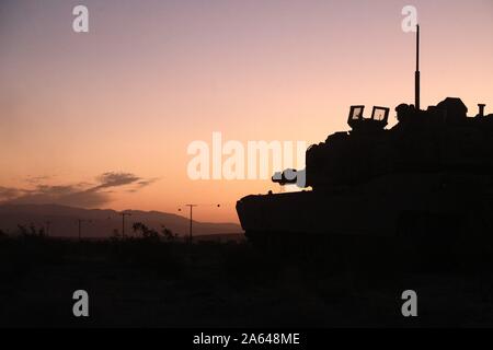 Les soldats de l'Armée américaine affecté à 1er Bataillon, 37e régiment de blindés, 2ème Armored Brigade Combat Team, 1re Division blindée de préparer pour le mouvement dans un M1A2 Abrams char de combat principal au cours de l'action décisive 20-01 Rotation au Centre National d'entraînement à Fort Irwin, en Californie, le 4 octobre 2019. Les rotations des mesures décisives au Centre National d'entraînement des équipes de combat de la Brigade de l'Armée de veiller à rester polyvalent, réactif, et toujours disponible pour les générations actuelles et les éventualités. (U.S. Photo de l'armée par le Sgt. Nathan Franco, Operations Group, National Training Center) Banque D'Images