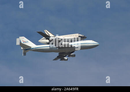 LOS ANGELES, CA. 21 septembre 2012 : la navette spatiale Endeavour ne le survol sur Los Angeles avant d'atterrir à l'aéroport. © 2012 Paul Smith / Featureflash Banque D'Images