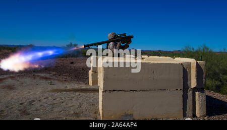 Les Marines américains avec Alpha Batterie, 3e Bataillon de défense aérienne à basse altitude (LAAD), 3rd Marine Aircraft Wing (MAW), feu la FIM-92 Stinger missile pendant un entraînement physique à Yuma Proving Ground Gamme Stinger, Yuma (Arizona), le 19 octobre 2019. La formation est centrée sur l'intégration opérationnelle des six fonctions de l'Aviation du Corps des Marines à l'appui d'une masse d'Air Maritime Task Force. Formation événements tels que celui-ci s'assurer que les Marines et les machines de 3ème MAW sont capables et prêts à répondre aux crises, partout et à tout moment (U.S. Marine Corps photo par le Sgt. Dominic Romero). Banque D'Images