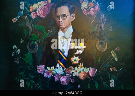 Une peinture murale à Bangkok, Thaïlande, représentant l'ancien roi Bhumipol Adulyadej, Rama IX Banque D'Images