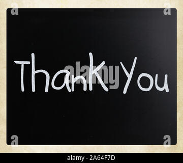"Merci" à la main avec craie blanche sur un tableau noir Banque D'Images
