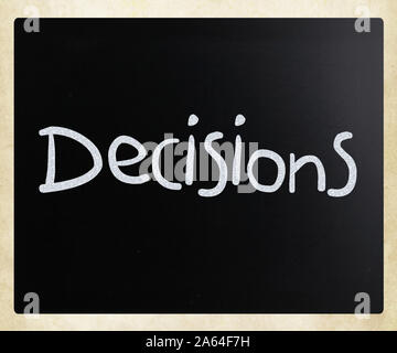 Le mot "décisions" à la main avec craie blanche sur un tableau noir Banque D'Images