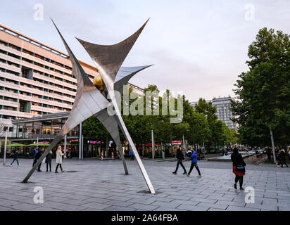 Dresde, Allemagne. 22 octobre, 2019. La sculpture 'Völkerfreundschaft" par Wolf-Eike Kuntsche à partir de 1986 dans la Prager Straße. Credit : Jens Kalaene Zentralbild-/dpa/ZB/dpa/Alamy Live News Banque D'Images