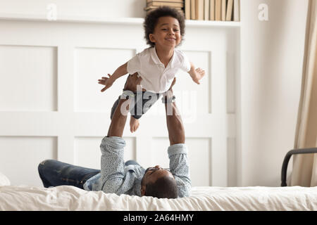 African American dad jouant avec petit garçon dans la chambre Banque D'Images