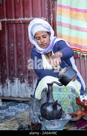 LALIBELA, ÉTHIOPIE, 1er mai. 2019, cérémonie du café traditionnel éthiopien, les femmes préparer le café bunna rue le 1er mai. 2019 à Lalibela, Ethiop Banque D'Images