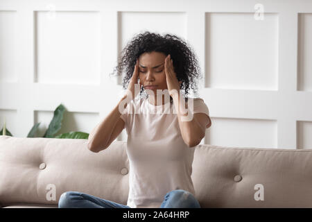 Fatigué black woman massaging temples souffrant de migraine Banque D'Images