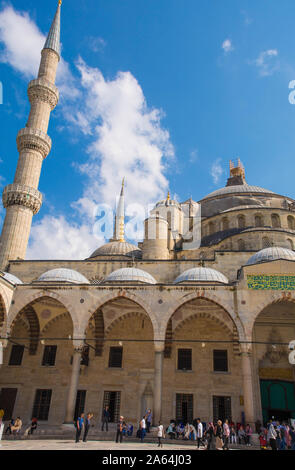 Istanbul, Turquie - 5 septembre 2019. Les visiteurs à l'extérieur du bâtiment historique du xviie siècle la mosquée Sultan Ahmet, aussi connu comme la Mosquée Bleue Banque D'Images