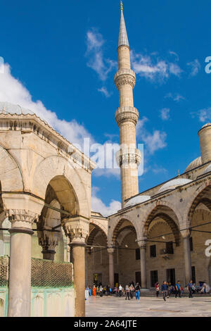 Istanbul, Turquie - 5 septembre 2019. Les visiteurs à l'extérieur du bâtiment historique du xviie siècle la mosquée Sultan Ahmet, également connu sous le nom de la Mosquée Bleue. L'eau founta Banque D'Images