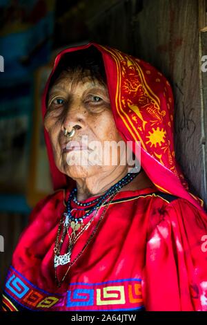 Portrait d'un tradfitional habillé femme indienne Kuna, Achutupu, îles San Blas, Kuna Yala, Panama Banque D'Images