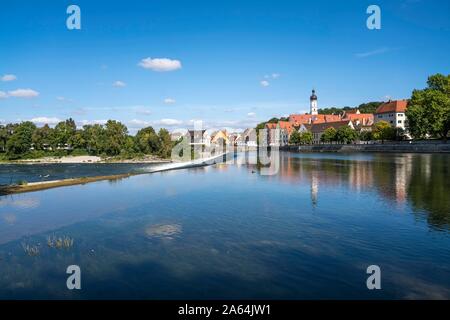 Le centre historique de la vieille ville de Landsberg am Lech se reflète dans la rivière Lech, Upper Bavaria, Bavaria, Germany Banque D'Images