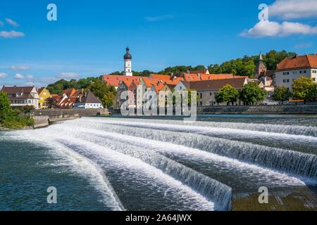 Lech weir avec le centre historique de la vieille ville de Landsberg am Lech, Upper Bavaria, Bavaria, Germany Banque D'Images