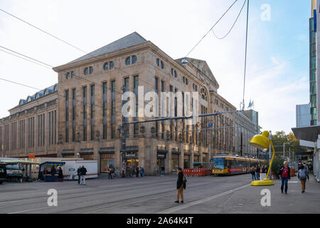 Karlsruhe, Allemagne - Octobre 2019 : rue de la ville avec l'ancien grand magasin historique des capacités de l'architecte Wilhelm Kreis avec Art Nouveau et néo-classique Banque D'Images