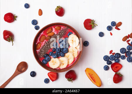 Bol à smoothie aux bleuets, bananes, amandes et graines de chia Banque D'Images