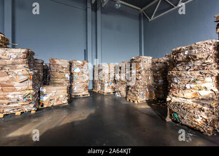 Les balles pressées de papier à l'usine de traitement de déchets dangereux moderne. Séparer la collecte des déchets. Le recyclage et le stockage des déchets pour plus d'élimination. Banque D'Images