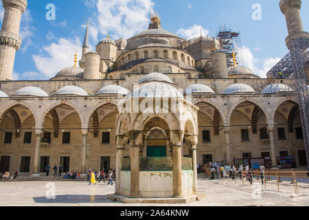 Istanbul, Turquie - 5 septembre 2019. Les visiteurs à l'extérieur du bâtiment historique du xviie siècle la mosquée Sultan Ahmet, également connu sous le nom de la Mosquée Bleue. L'eau founta Banque D'Images