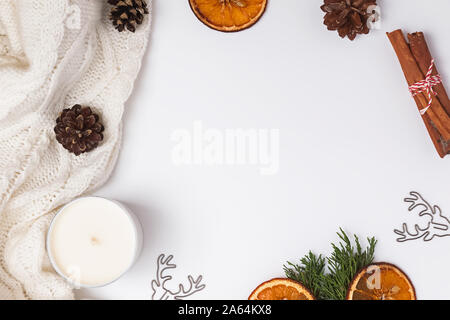 Creative winter frame avec chandail tricoté, pommes de pin sec, les oranges et autres objets Banque D'Images