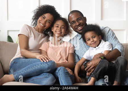 Portrait de famille noire avec des enfants se détendre sur la table Banque D'Images