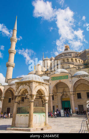 Istanbul, Turquie - 5 septembre 2019. Les visiteurs à l'extérieur du bâtiment historique du xviie siècle la mosquée Sultan Ahmet, également connu sous le nom de la Mosquée Bleue. L'eau founta Banque D'Images