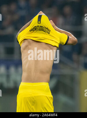 Milano, Italie. 23 Oct, 2019. Football : Ligue des Champions, l'Inter Milan - Borussia Dortmund, phase Groupe, Groupe F, Journée 3 : Dortmund's Jadon, Sancho décolle son maillot après le coup de sifflet final. Crédit : Bernd Thissen/dpa/Alamy Live News Banque D'Images