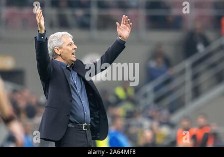 Milano, Italie. 23 Oct, 2019. Football : Ligue des Champions, l'Inter Milan - Borussia Dortmund, phase Groupe, Groupe F, Journée 3 : Dortmund entraîneur Lucien Favre de gestes. Crédit : Bernd Thissen/dpa/Alamy Live News Banque D'Images