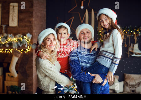 Dans la famille du père Noël à la maison sur les chapeaux de Noël. Banque D'Images