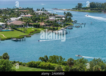 Avis de Jupiter Inlet et le chenal du haut de la Jupiter Inlet Lighthouse, Jupiter dans le comté de Palm Beach en Floride. (USA) Banque D'Images