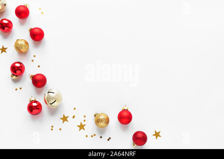 Composition de Noël rouge et or avec boules et étoiles de fête, isolé sur fond blanc, copie de l'espace. Creative Noël télévision lay, concept wit Banque D'Images