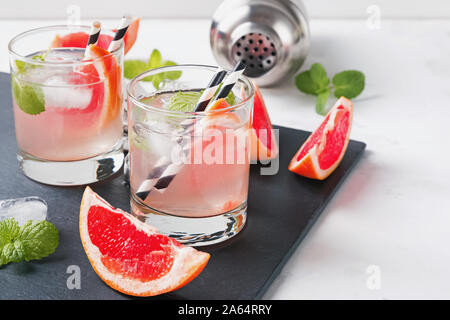 Deux verres de cocktail de pamplemousse à la menthe close-up Banque D'Images