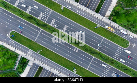 Vue aérienne de haut en bas de la jonction de la route de type trèfle dans la ville chinoise de Chengdu, région de New Tianfu. Routes modernes. Parterres de fleurs vertes entre les routes asphaltées Banque D'Images