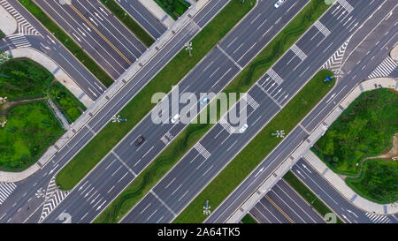 Vue aérienne de haut en bas de la jonction de la route de type trèfle dans la ville chinoise de Chengdu, région de New Tianfu. Routes modernes. Parterres de fleurs vertes entre les routes asphaltées Banque D'Images