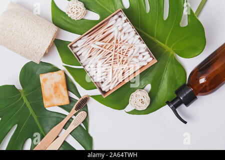 Les écosystèmes naturels des cheveux et produits pour les soins du corps couché sur feuilles de monstera Banque D'Images