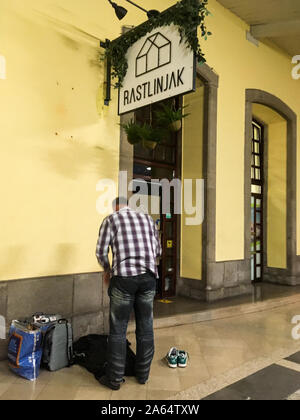 Fidèles musulmans priant sur une plate-forme à la gare de Ljubljana, Ljubljana, Slovénie Banque D'Images