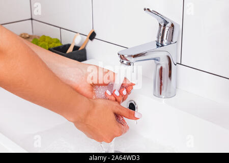 Woman moderne minimaliste avec salle de bains en céramique blanche Banque D'Images