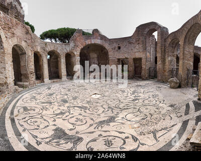 Vue panoramique immersive de la hall circulaire des sept sages des bains thermaux dans les fouilles archéologiques de Ostia Antica, avec la belle polychr Banque D'Images